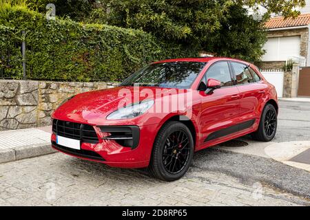 Galizia, Spagna. Ottobre 30 2020: Auto Red Porsche Cayenne GTS in strada Foto Stock