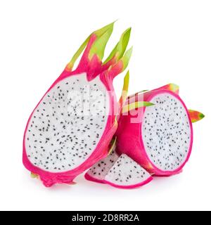 Red Dragon Fruit o Pitaya isolato su sfondo bianco. Pitaya a fette Foto Stock