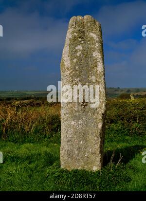 Vista NE delle pietre stazionate Pipers, West Penwith, Inghilterra, Regno Unito, a 4,6 m (pietra SW) e 4,1 m di altezza (5,05 m quando verticale), il più alto in Cornovaglia. Foto Stock