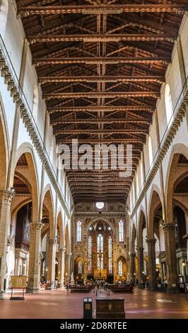 Bella vista della lunga e suggestiva navata, dal prie-dieu alla cappella principale all'abside, con le belle travi in legno soffitto all'interno della famosa... Foto Stock