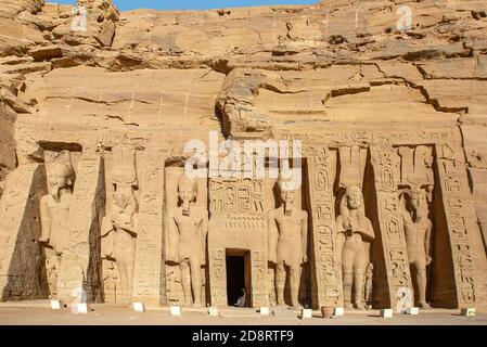 Il tempio di Hathor ad Abu Simbel, nell'Egitto meridionale. Il tempio fu un dono di Ramses II per sua moglie Nefertari. Foto Stock