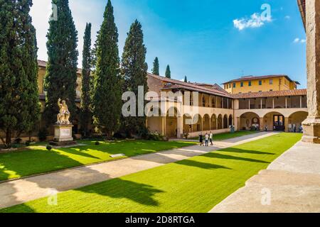 Splendida vista sul primo chiostro con il monumento "Dio Padre" di Bartolommeo Bandinelli, il refettorio e l'uscita della Basilica di... Foto Stock