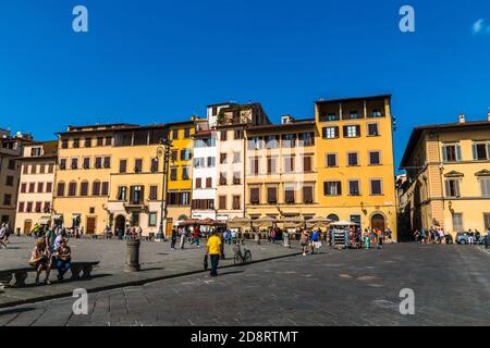 Splendida vista su tipiche case storiche con persiane in legno, tra cui l'edificio Casa Benvenuti Galletti, ristoranti e negozi nella piazza... Foto Stock