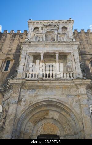 Vecchia chiesa cattedrale se Velha torre di ingresso a Coimbra, Portogallo Foto Stock