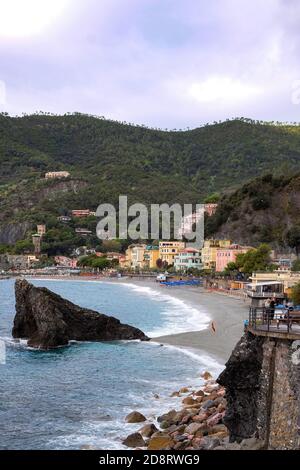 Formazione rocciosa su una spiaggia incontaminata di Pebble con splendide acque cristalline - Monterosso al Mare, cinque Terre, Italia Foto Stock