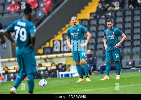 Stadio Dacia Arena Friuli, udine, Italia, 01 Nov 2020, aZlatan Ibrahimovic (AC Milan) e Hakan Calhanoglu (AC Milan) durante Udinese Calcio vs AC Milan, calcio italiano Serie A match - Credit: LM/Alessio Marini/Alamy Live News Foto Stock