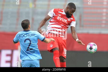 01 novembre 2020, Baviera, Würzburg: Calcio: 2 Bundesliga, FC Würzburger Kickers - VfL Bochum, 6 ° giorno, flyeralarm-Arena Würzburg: Il Würzburg Ridge Munsy (l) gioca contro Christian Gamboa da Bochum. Foto: Timm Schamberger/dpa - NOTA IMPORTANTE: In conformità con le norme del DFL Deutsche Fußball Liga e del DFB Deutscher Fußball-Bund, è vietato sfruttare o aver sfruttato nello stadio e/o nel gioco le fotografie scattate sotto forma di sequenze di immagini e/o serie di foto di tipo video. Foto Stock