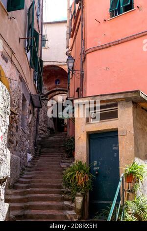 I vicoli piccoli e stretti di Vernazza, cinque Terre, Italia - Case colorate e piante verdi Foto Stock