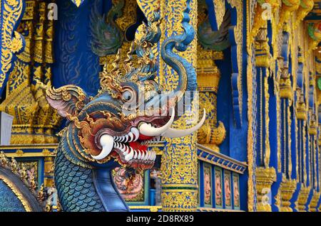 Scultura in Tempio Blu o Wat Rong Suea dieci di Chiang Rai Foto Stock