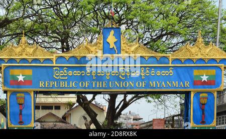 Tachileik, Myanmar - Januar 24, 2019: I turisti hanno visitato il mercato di confine di Tachileik da Mae Sai, Thailandia. Tachilek o Tha Khi Lek è una città di confine nel Foto Stock