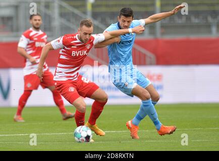 01 novembre 2020, Baviera, Würzburg: Calcio: 2 Bundesliga, FC Würzburger Kickers - VfL Bochum, 6 ° giorno, flyeralarm-Arena Würzburg: David Kopacz (l) da Würzburg gioca contro Anthony Losilla da Bochum. Foto: Timm Schamberger/dpa - NOTA IMPORTANTE: In conformità con le norme del DFL Deutsche Fußball Liga e del DFB Deutscher Fußball-Bund, è vietato sfruttare o aver sfruttato nello stadio e/o nel gioco le fotografie scattate sotto forma di sequenze di immagini e/o serie di foto di tipo video. Foto Stock