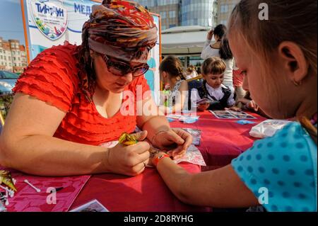 Bambina ottenere tatuaggio glitter. Tyumen. Russia Foto Stock