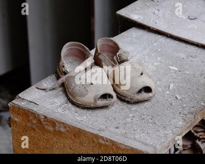 Sandali per bambini piccoli in un asilo abbandonato a Pripyat. Scarpe per  bambini Foto stock - Alamy