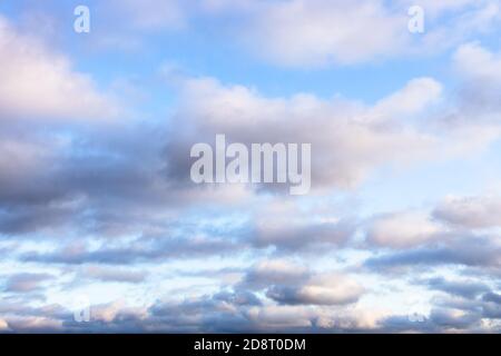 nuvole bianche e grigie in cielo blu in basso crepuscolo autunnale Foto Stock