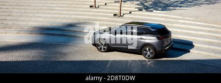 Katowice/POLONIA - 27.05.2017: Suv Peugeot 3008 parcheggiato presso la concert hall, vista da sopra Foto Stock