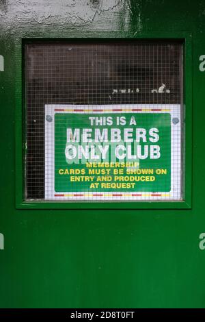 I soci firmano solo sulla porta del WMC, Working Men's Club a North Anston, Yorkshire. Foto Stock