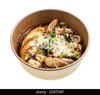 Porzione di pollo in stile Sichuan (pezzi di pollo bollito con salsa piccante di peperoncino, aglio, coriandolo, salsa di dongu e cipolle e setti verdi tritati Foto Stock