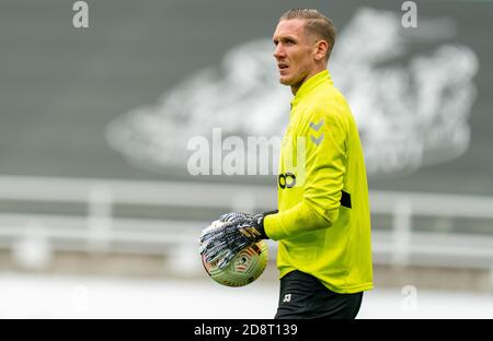 Newcastle, Tyne and Wear, Regno Unito. 1 novembre 2020; St James Park, Newcastle, Tyne and Wear, Inghilterra; Premier League Football inglese, Newcastle United contro Everton; il portiere Robin Olsen di Everton inizia davanti a Jordan Pickford contro Newcastle Credit: Action Plus Sports Images/Alamy Live News Credit: Action Plus Sports Images/Alamy Live News Foto Stock