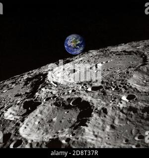Terra del pianeta che si eleva sulla superficie della luna, la terra si alza Foto Stock