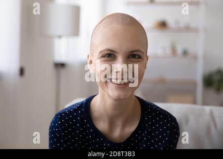 Foto ritratto sorridente donna senza peli che effettua una videochiamata Foto Stock