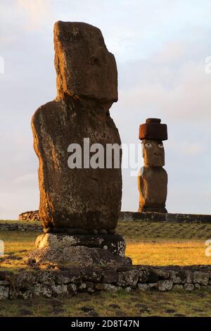 Moai AHU Ko te Riku e Moai AHU Tahai sull'isola di Pasqua, Rapa Nui, Polinesia, Cile, Sud America Foto Stock