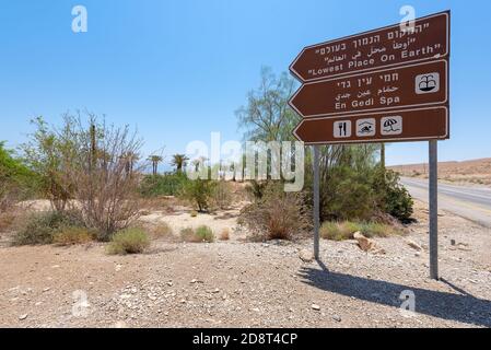 Cartello che mostra, il posto più basso della terra, Ein Gedi, Israele Foto Stock