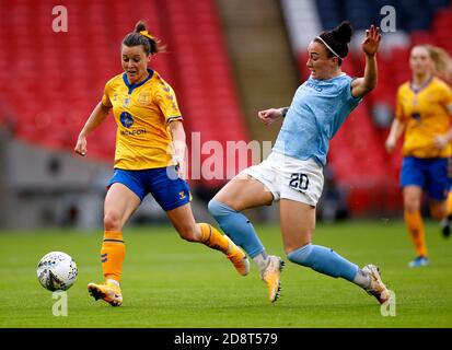 Lucy Bronze (a destra) di Manchester City e Hayley Raso di Everton combattono per la palla durante la finale della Coppa fa femminile al Wembley Stadium di Londra. Foto Stock