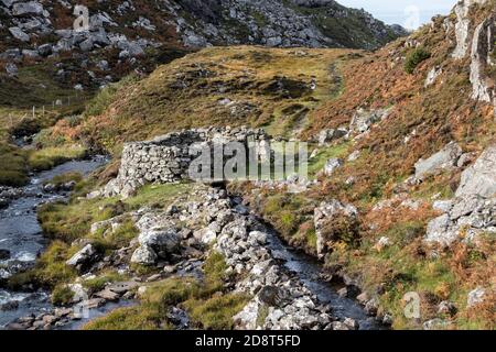 I resti del vecchio mulino di Altanabradhan, situato sulla costa tra Clachtold e Achmelvich, Sutherland, Scozia, Regno Unito Foto Stock