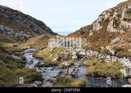 I resti del vecchio mulino di Altanabradhan, situato sulla costa tra Clachtold e Achmelvich, Sutherland, Scozia, Regno Unito Foto Stock