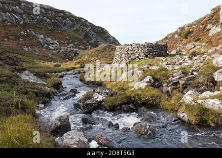 I resti del vecchio mulino di Altanabradhan, situato sulla costa tra Clachtold e Achmelvich, Sutherland, Scozia, Regno Unito Foto Stock