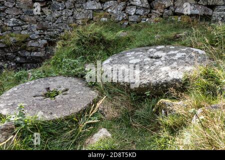 Old Mill Stones nei resti del vecchio mulino di Altanabradhan, situato sulla costa tra Clachtold e Achmelvich, Sutherland, Scozia, Regno Unito Foto Stock