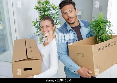 ritratto di coppia nella loro nuova casa Foto Stock