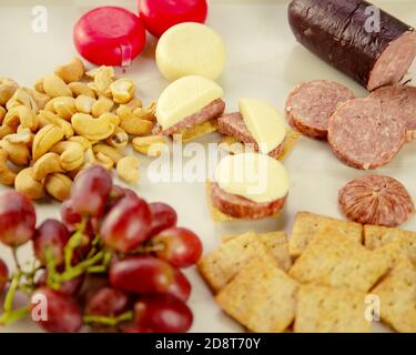Vista dall'alto dei finger food su un piatto Foto Stock