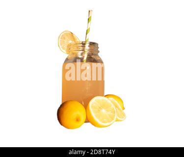 Bere in vaso Mason con limoni e sfondo bianco Foto Stock