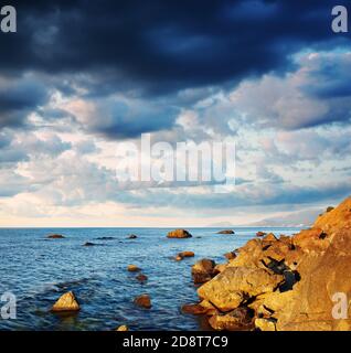 Paesaggio estivo con il mare, le pietre e il cielo nuvoloso. Crimea, Ucraina. Foto Stock