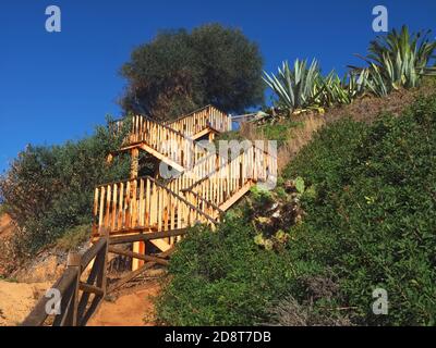 Escursioni nella splendida costa dell'Algarve del Portogallo-Praia Maria Luisa, Olhos de Agua, Albufeira Foto Stock