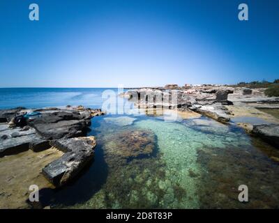 Le acque cristalline della costa rocciosa di Favignana, una delle isole dell'arcipelago delle Egadi in Sicilia Foto Stock