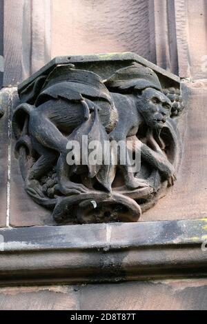 Lavorazione di pietra gotica all'esterno della cattedrale di Chester Foto Stock