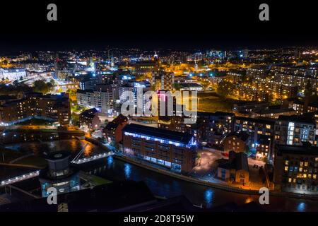 Foto aerea notturna del centro di Leeds nel Regno Unito, che mostra la città britannica dello Yorkshire occidentale dall'alto in serata Foto Stock