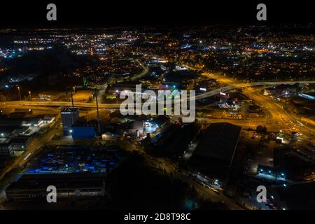 Foto aerea notturna del centro di Leeds nel Regno Unito, che mostra la città britannica dello Yorkshire occidentale dall'alto in serata Foto Stock