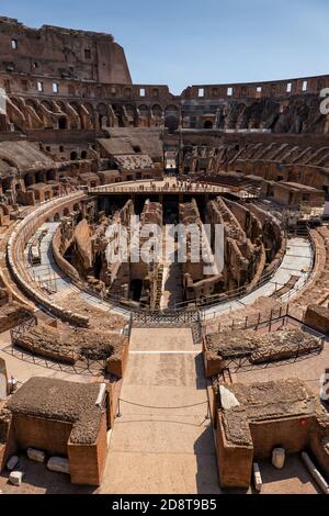 L'interno del Colosseo nella città di Roma, Italia, Anfiteatro Flaviano, l'antico stadio e l'arena dei Gladiatori, punto di riferimento di fama mondiale Foto Stock