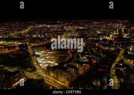 Foto aerea notturna del centro di Leeds nel Regno Unito, che mostra la città britannica dello Yorkshire occidentale dall'alto in serata Foto Stock