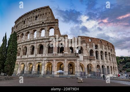 Colosseo nella città di Roma in Italia, antico anfiteatro flaviano e stadio dei gladiatori, in prima serata Foto Stock