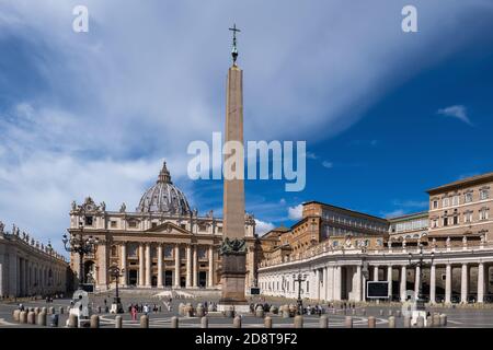 Città Santa del Vaticano, Basilica di San Pietro in Piazza San Pietro con l'antico obelisco egiziano, Roma, Italia Foto Stock