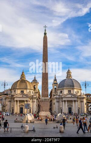 Città di Roma in Italia, Piazza del Popolo, le chiese di Santa Maria dei Miracoli e Santa Maria a Montesanto e l'obelisco egiziano di Ramesse I. Foto Stock
