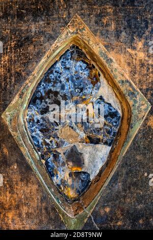 Molto raro esempio di antico specchio ossidiana rotto all'interno del muro in Casa dei Cupidi dorati, Pompei, Italia Foto Stock