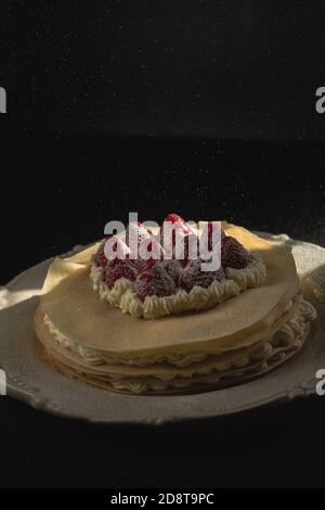 Torre di frittelle con stretegerry e panna montata su sfondo nero Foto Stock