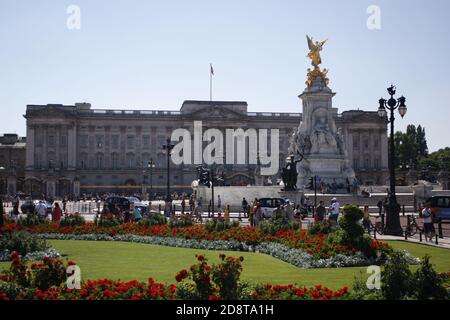 L'esterno di Buckingham Palace il giorno di sole, Londra, Regno Unito Foto Stock