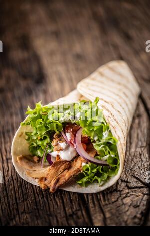 Tortilla avvolte con carne, cipolla e insalata Foto Stock