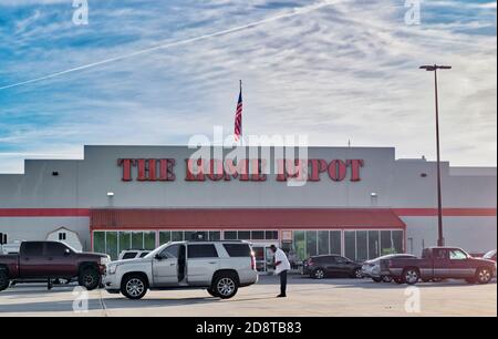 Houston, Texas/USA 04/01/2020: La sede del negozio Home Depot a Houston, Texas. La più grande catena di negozi per il miglioramento della casa negli Stati Uniti, fondata nel 1978. Foto Stock